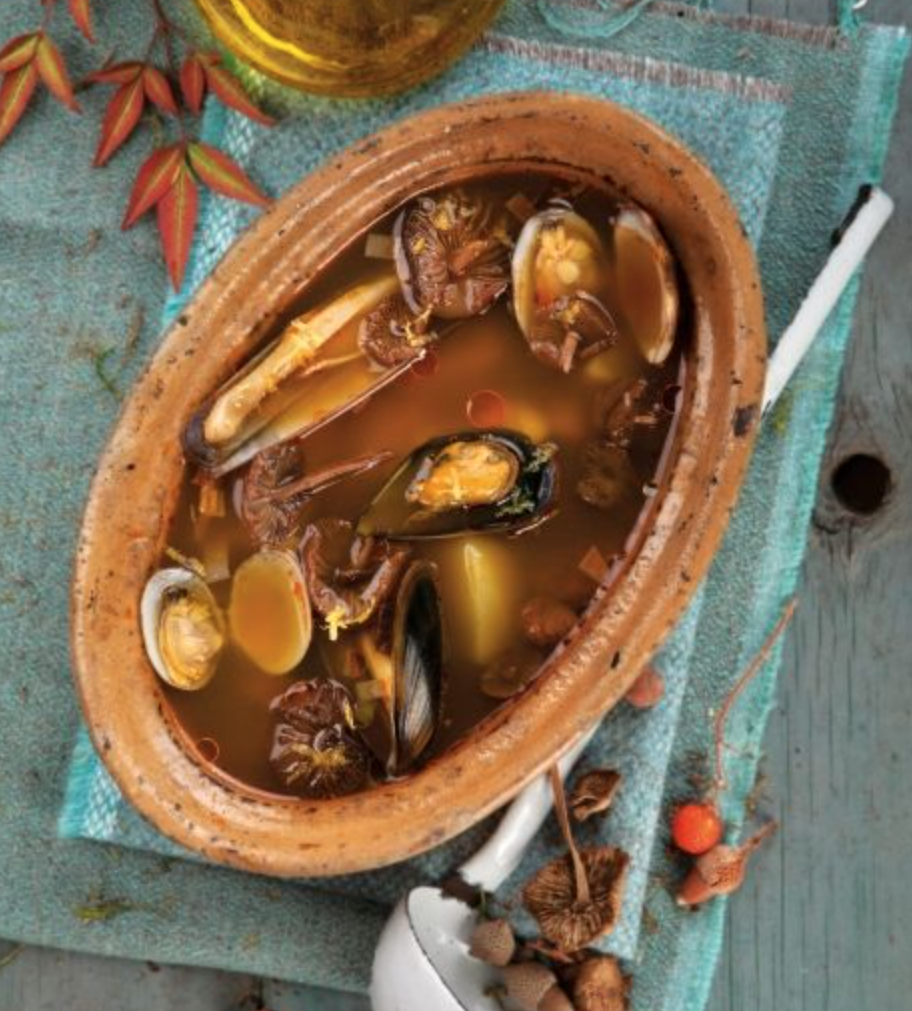 Ensalada de pimientos asados atún y huevo con guiso de marisco